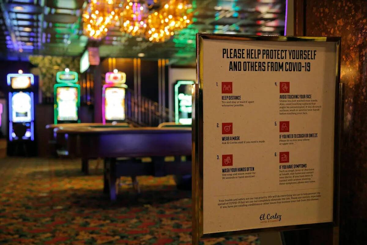 Un cartel recuerda las medidas de seguridad contra el coronavirus en el hotel y casino El Corte ...