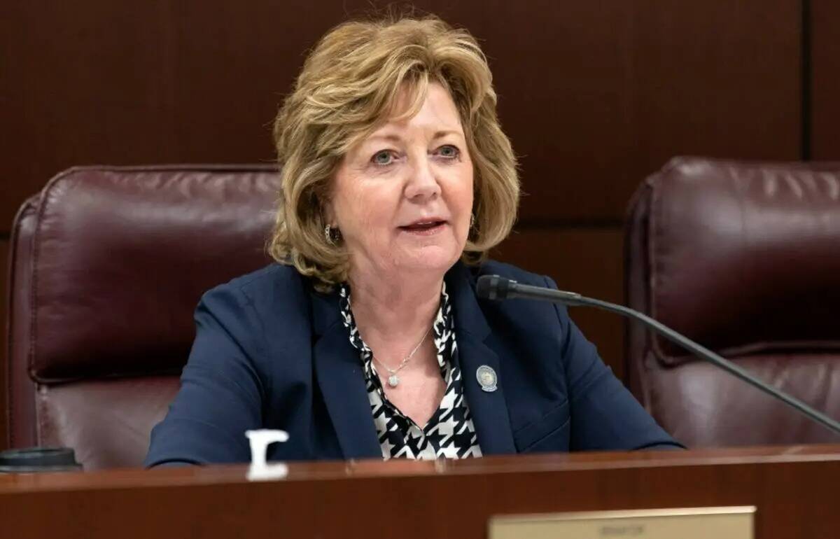 La senadora Marilyn Dondero Loop, demócrata por Las Vegas, habla durante la Sesión 82 de la L ...