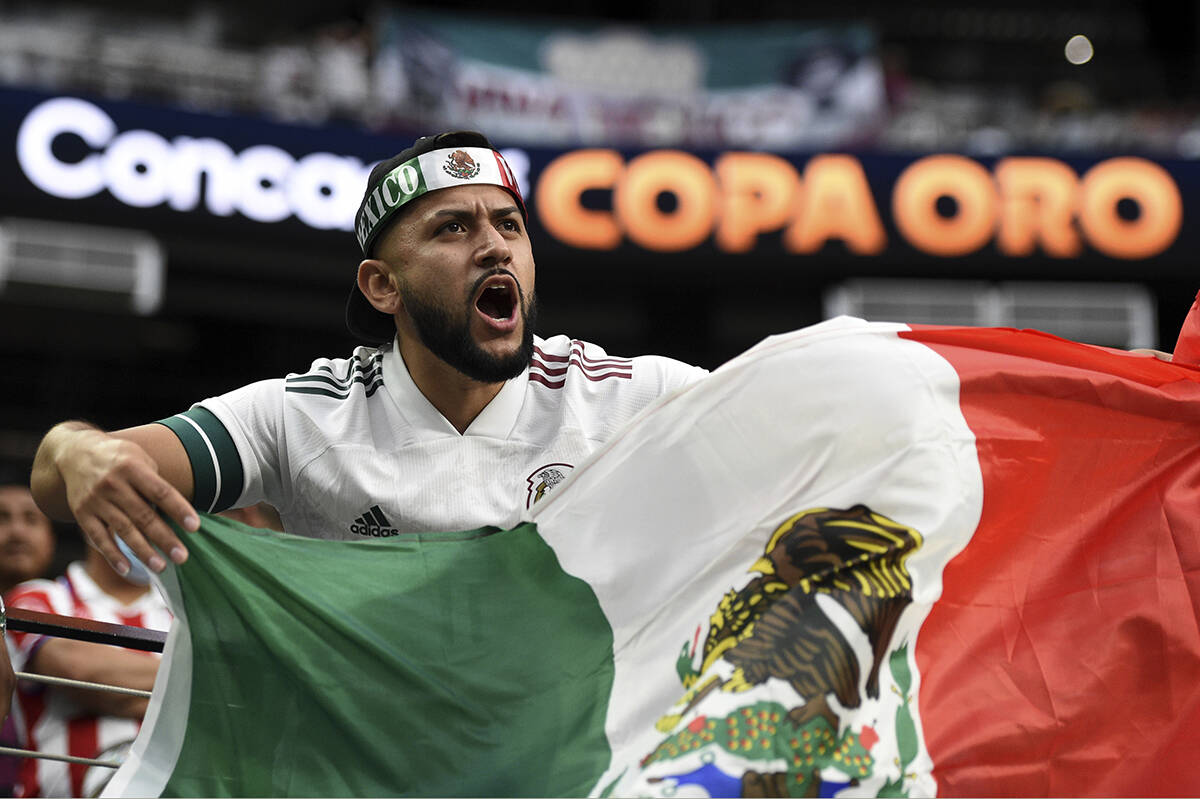 El aficionado al fútbol, David Castro, aplaude antes del inicio de la Final de la Copa Oro de ...