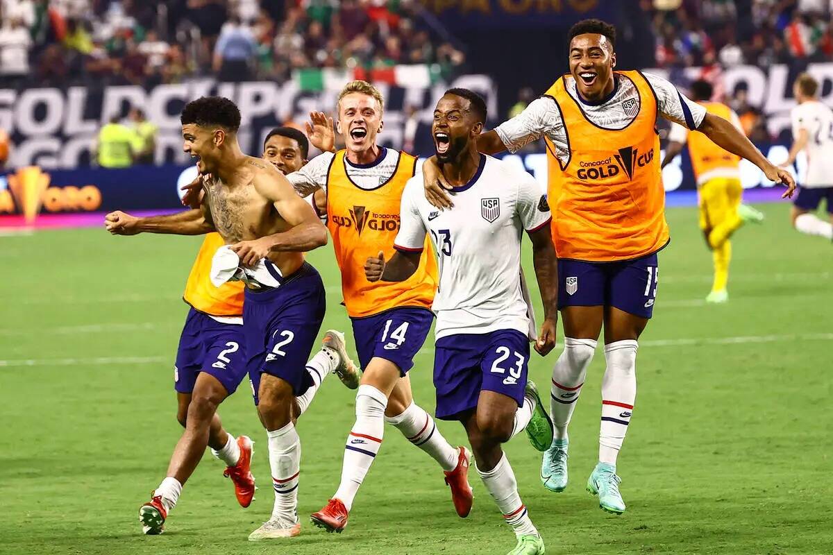 Los jugadores de Estados Unidos celebran tras derrotar a México por 1-0 en el tiempo extra par ...