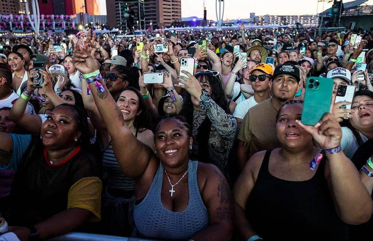 Los fans reaccionan mientras Ja Rule se presenta durante el festival de música Lovers & Friend ...
