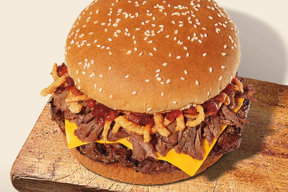 A partir del 17 de abril de 2023, Burger King está probando su nueva Beacon Jam Brisket Whoppe ...