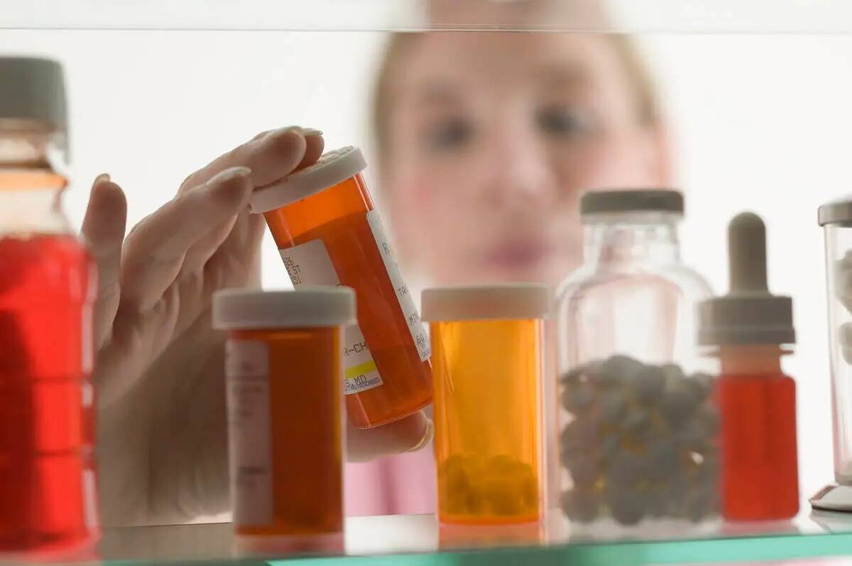 Guarda todos los medicamentos en un armario o en una estantería alta, fuera de la vista de los ...