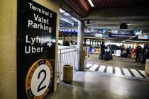 El área de los servicios de transporte Uber y Lyft en el garaje del Aeropuerto Internacional H ...