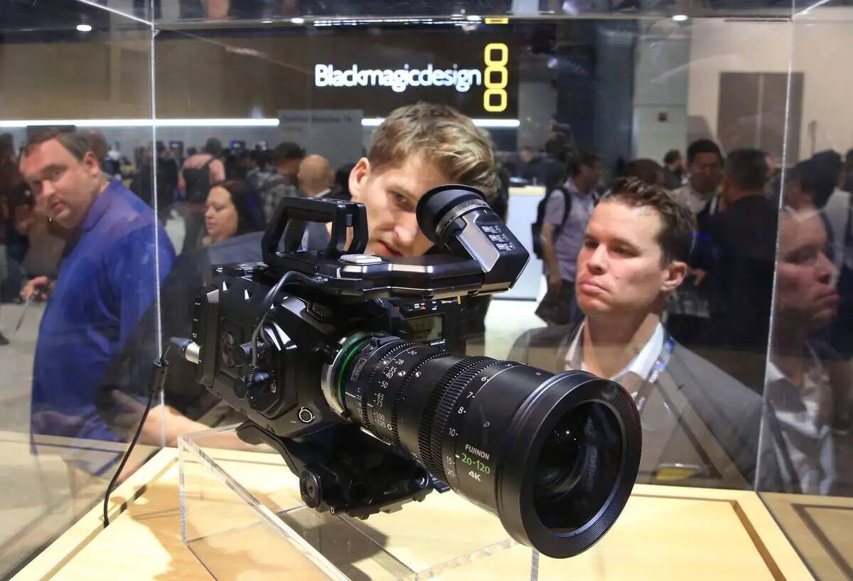 Tim Garrow, en el centro, y Richard Griffin revisan la cámara de cine Blackmagic URSA mini Pro ...