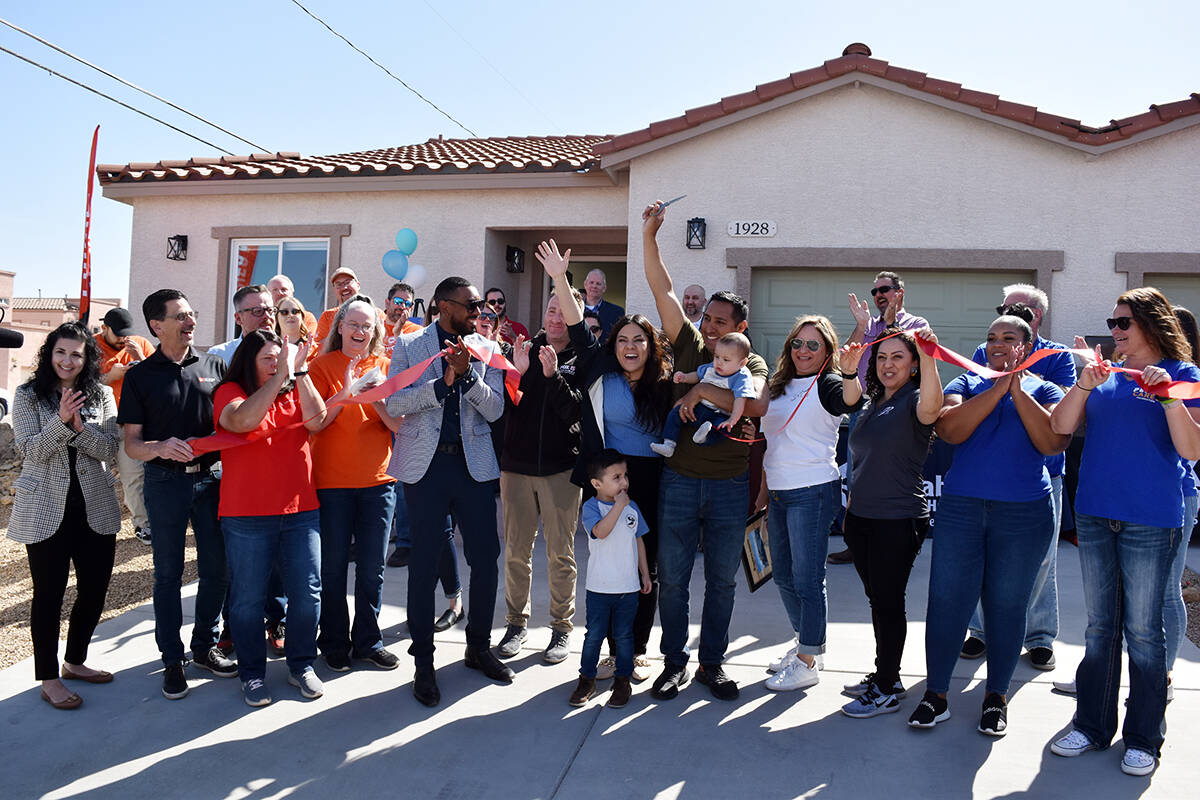 Habitat For Humanity Las Vegas presentó la casa #118 a la familia formada por Carmen Manríque ...