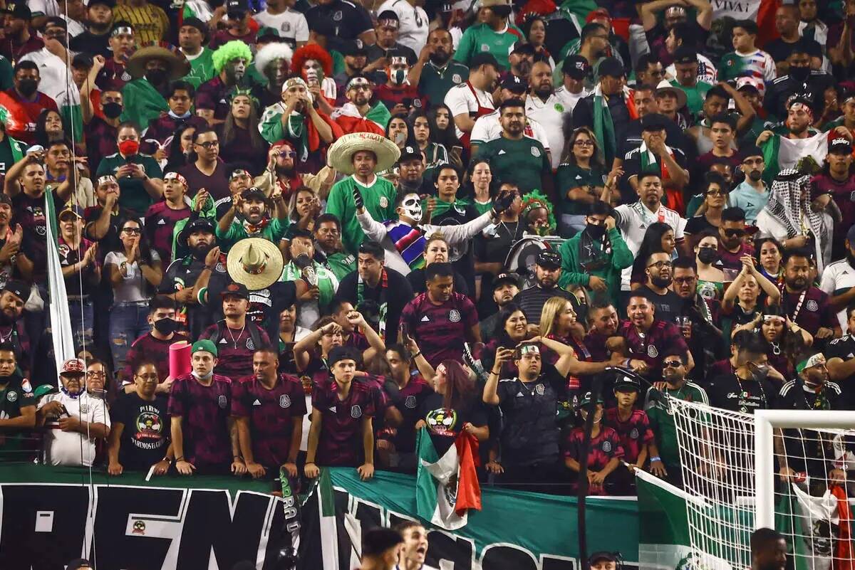 Los aficionados de México observan el partido durante el tiempo extra de la final de la Copa O ...