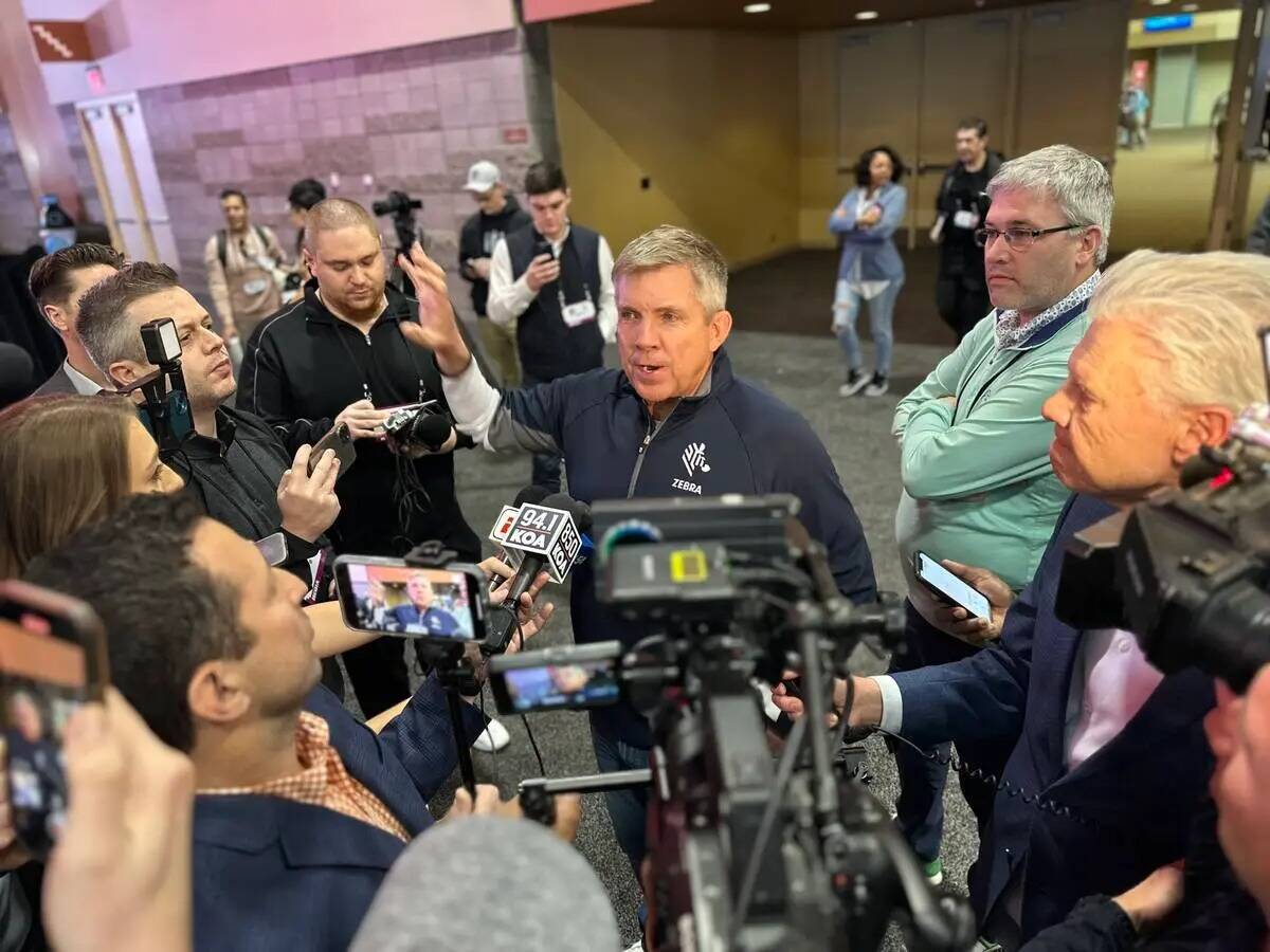 El entrenador de los Broncos de Denver, Sean Payton, es entrevistado por una multitud de medios ...