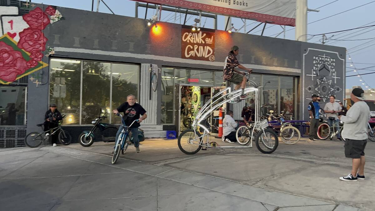 El propietario y operador de Crank and Grind Cycle Shop, Carlos Vivaldo, monta su bicicleta alt ...