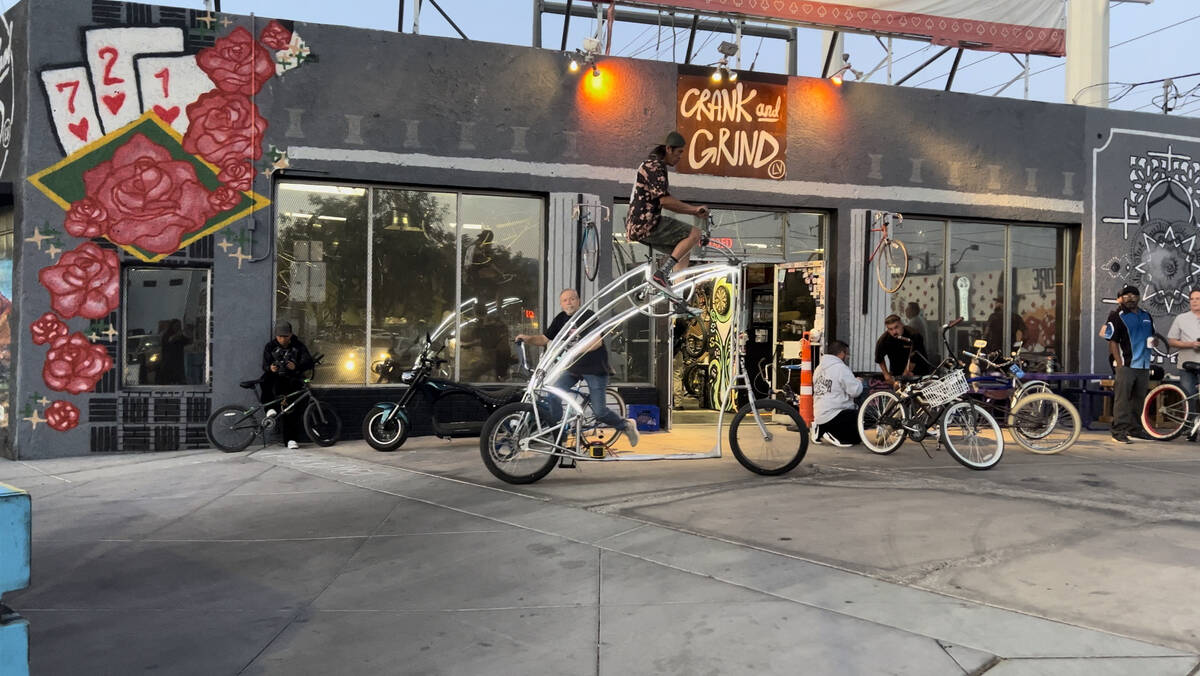 El propietario y operador de Crank and Grind Cycle Shop, Carlos Vivaldo, monta su bicicleta alt ...