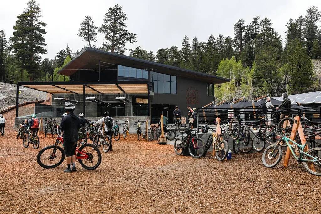 Ciclistas pasan el rato cerca del restaurante y del parque de descenso en bicicleta de montaña ...