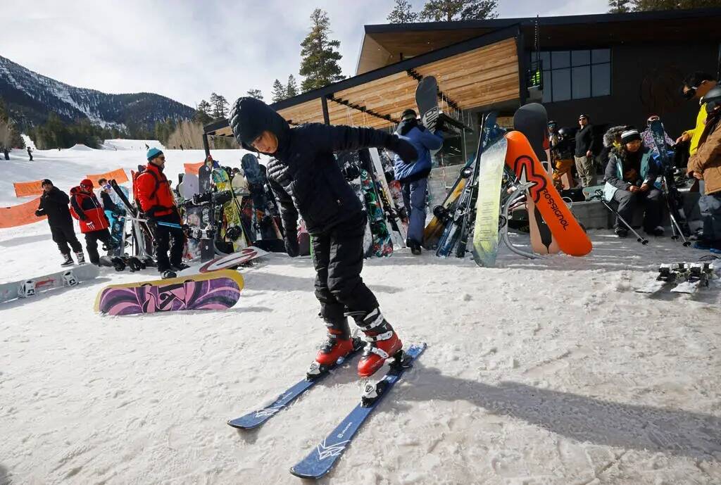 Parker Wasiak, de nueve años, de Las Vegas, está listo para esquiar el lunes 26 de diciembre ...