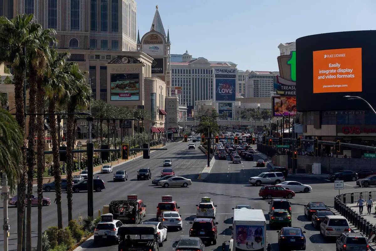 El tránsito se mueve en Las Vegas Boulevard en Spring Mountain Road el sábado 15 de abril de ...