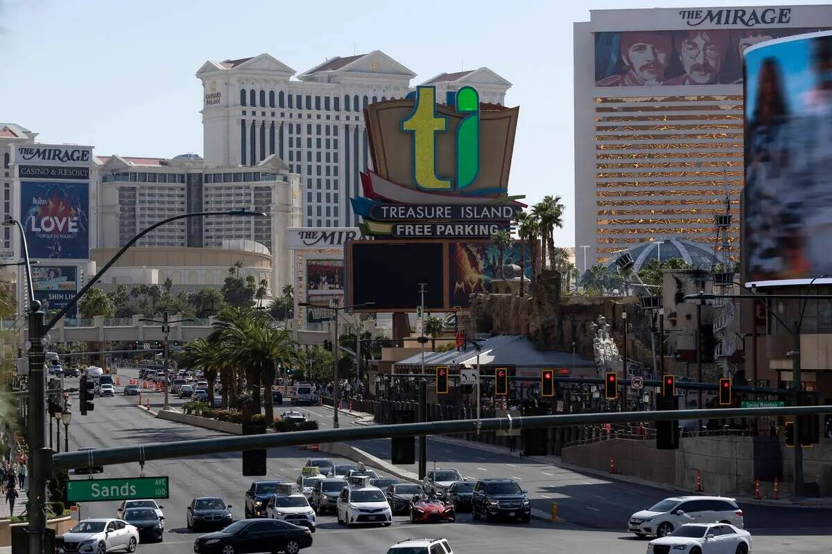 Tránsito en Las Vegas Boulevard en Spring Mountain Road el sábado 15 de abril de 2023, en Las ...