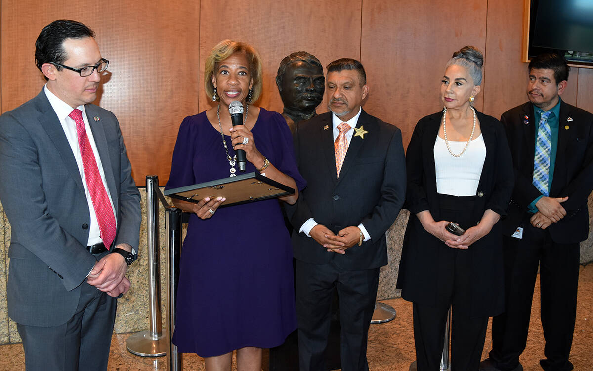 La alcaldesa de North Las Vegas, Pamela Goynes-Brown, participó del homenaje que se realizó a ...