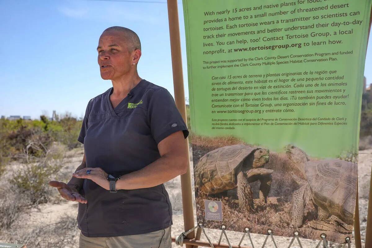 La zoóloga senior Katrina Smith habla con el Review-Journal sobre Mojave Max en Springs Preser ...