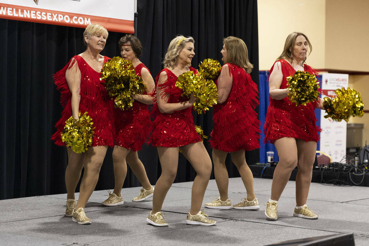 Las Vegas Golden Gals, un grupo de animadoras de la tercera edad, actúan durante la Aging Well ...