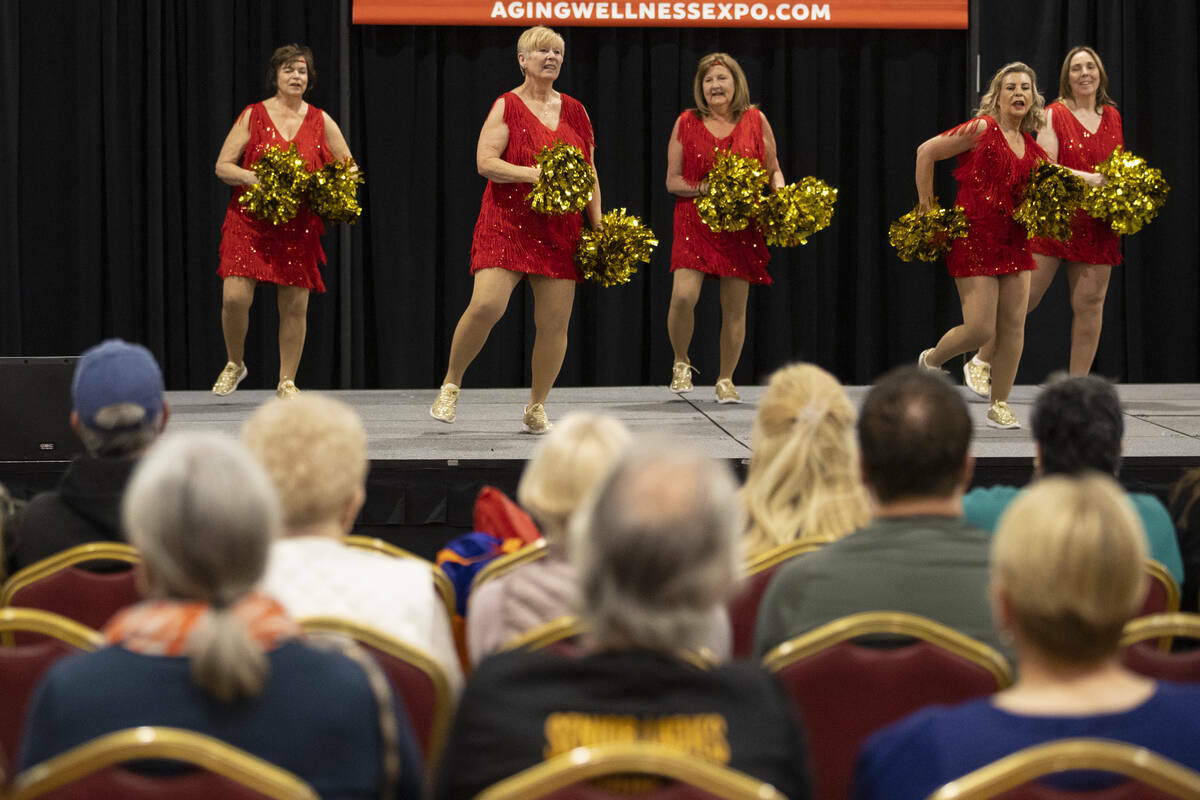 Las Vegas Golden Gals, un grupo de animadoras de la tercera edad, actúan durante la Aging Well ...