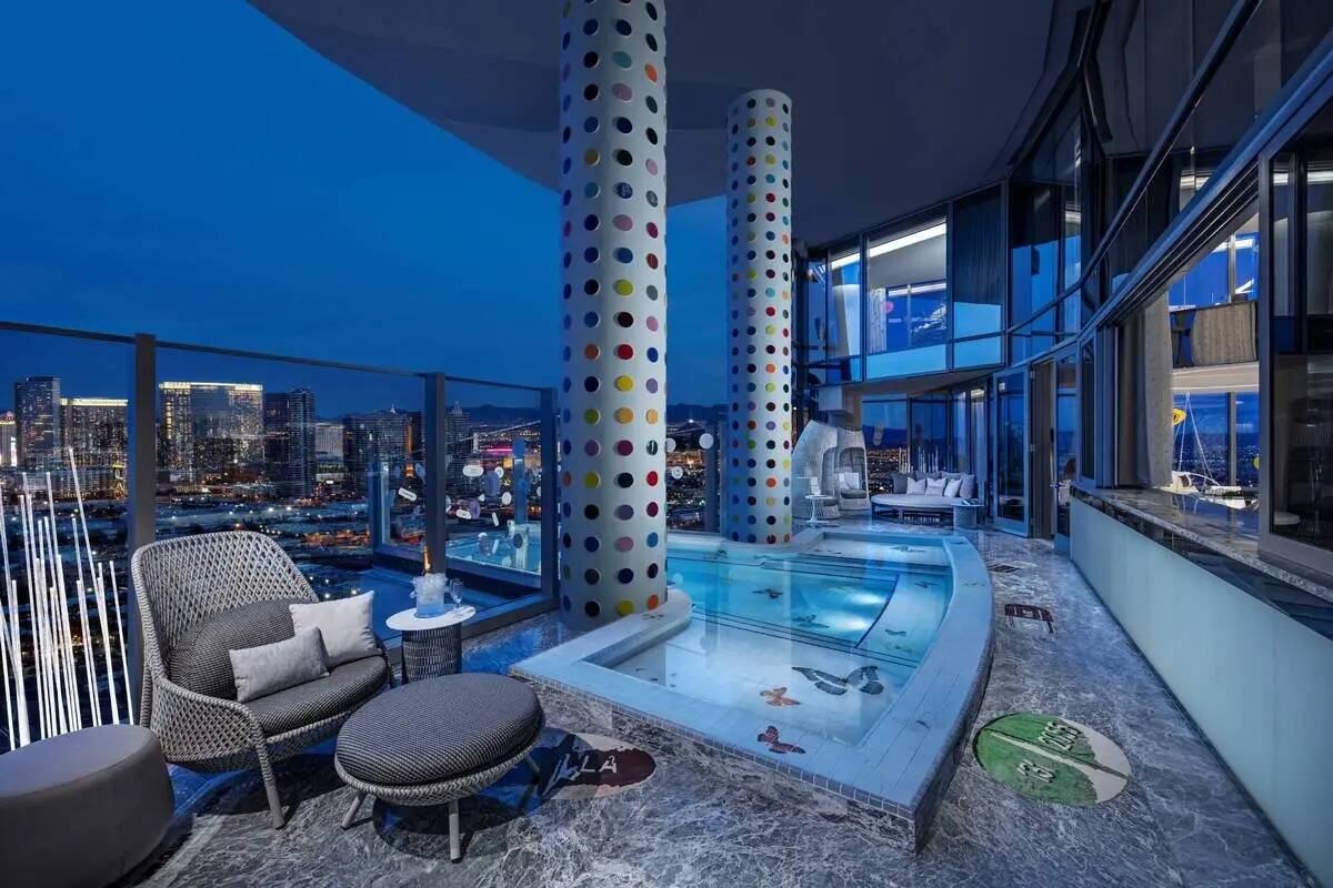 La piscina frente al Strip de Las Vegas en la Empathy Suite de Palms Casino Resort. (Palms Casi ...