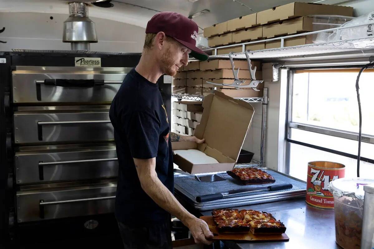 El chef Brett Geiger prepara una pizza al estilo de Detroit en su camión de comida, Izzy's Piz ...