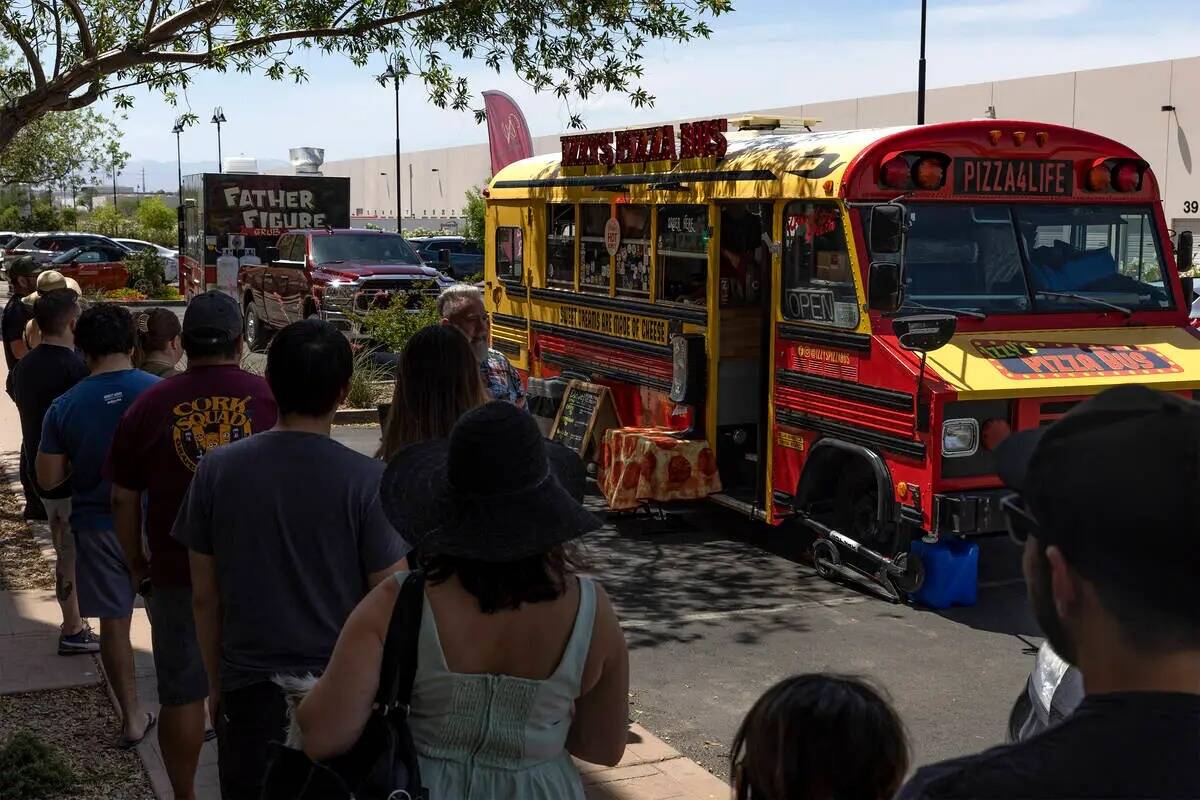 Los clientes esperan en fila para Izzy's Pizza Bus fuera de Vegas Valley Winery el sábado 28 d ...