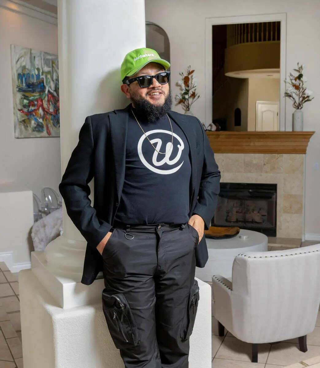 El director ejecutivo de Workbnb, Yeves Pérez, en una casa en Summerlin que puede ser un sitio ...