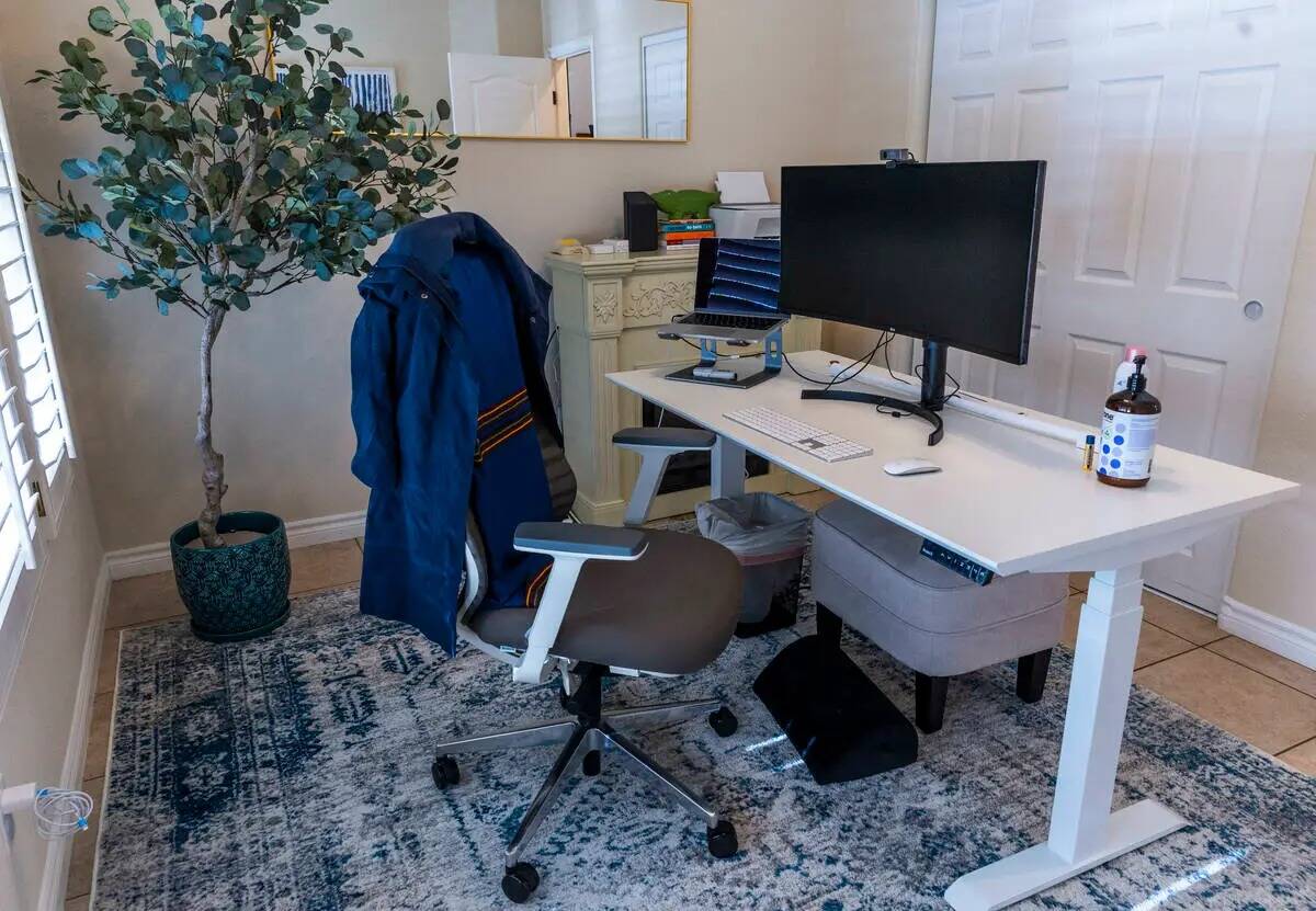 Una oficina en una casa de Workbnb en Summerlin que puede ser un sitio en renta de más de 30 d ...