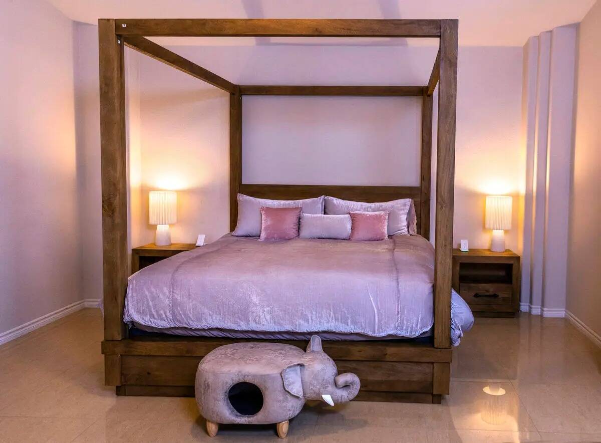 Un dormitorio en una casa de Workbnb en Summerlin que puede ser un sitio en renta de más de 30 ...