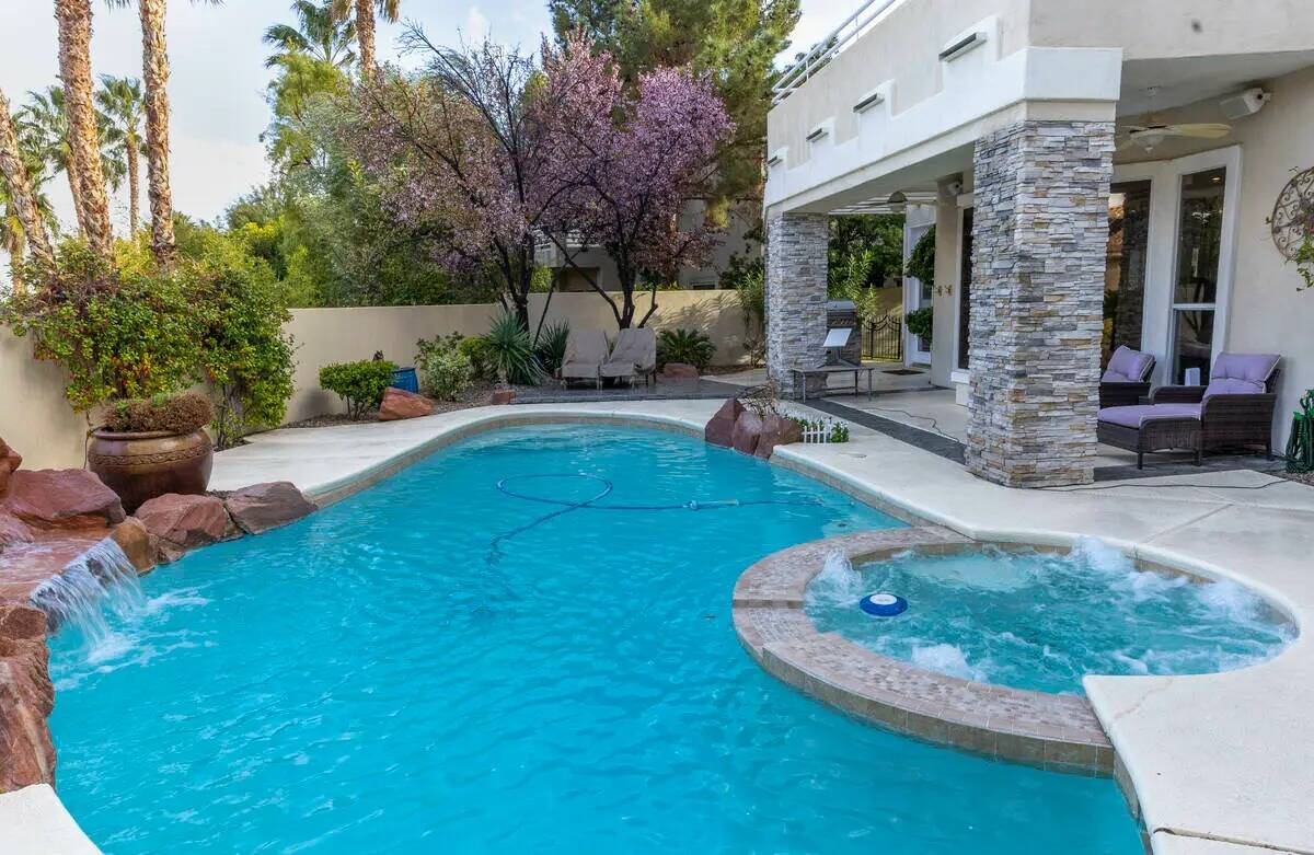 Una piscina en el patio trasero de una casa de Workbnb en Summerlin que puede ser un sitio en r ...