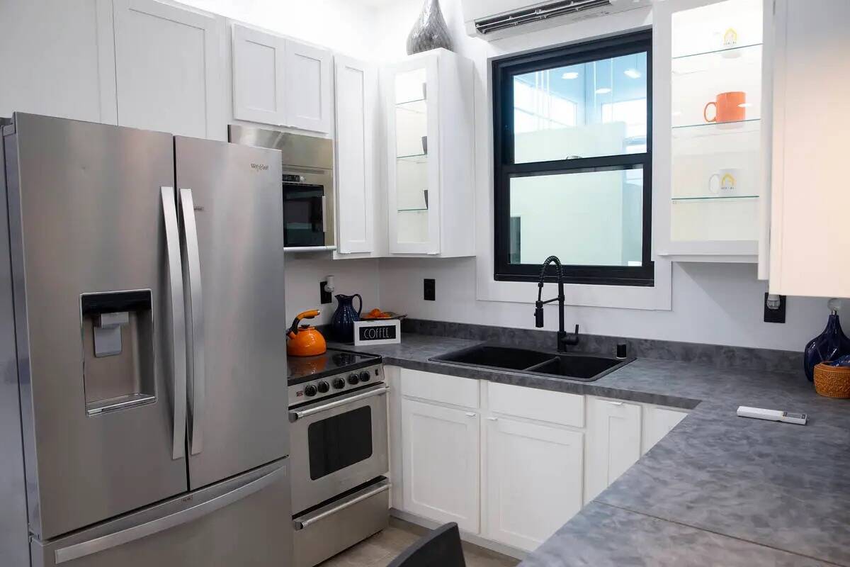 La cocina de una Boxabl Casita de 375 pies cuadrados incluye un refrigerador de tamaño complet ...