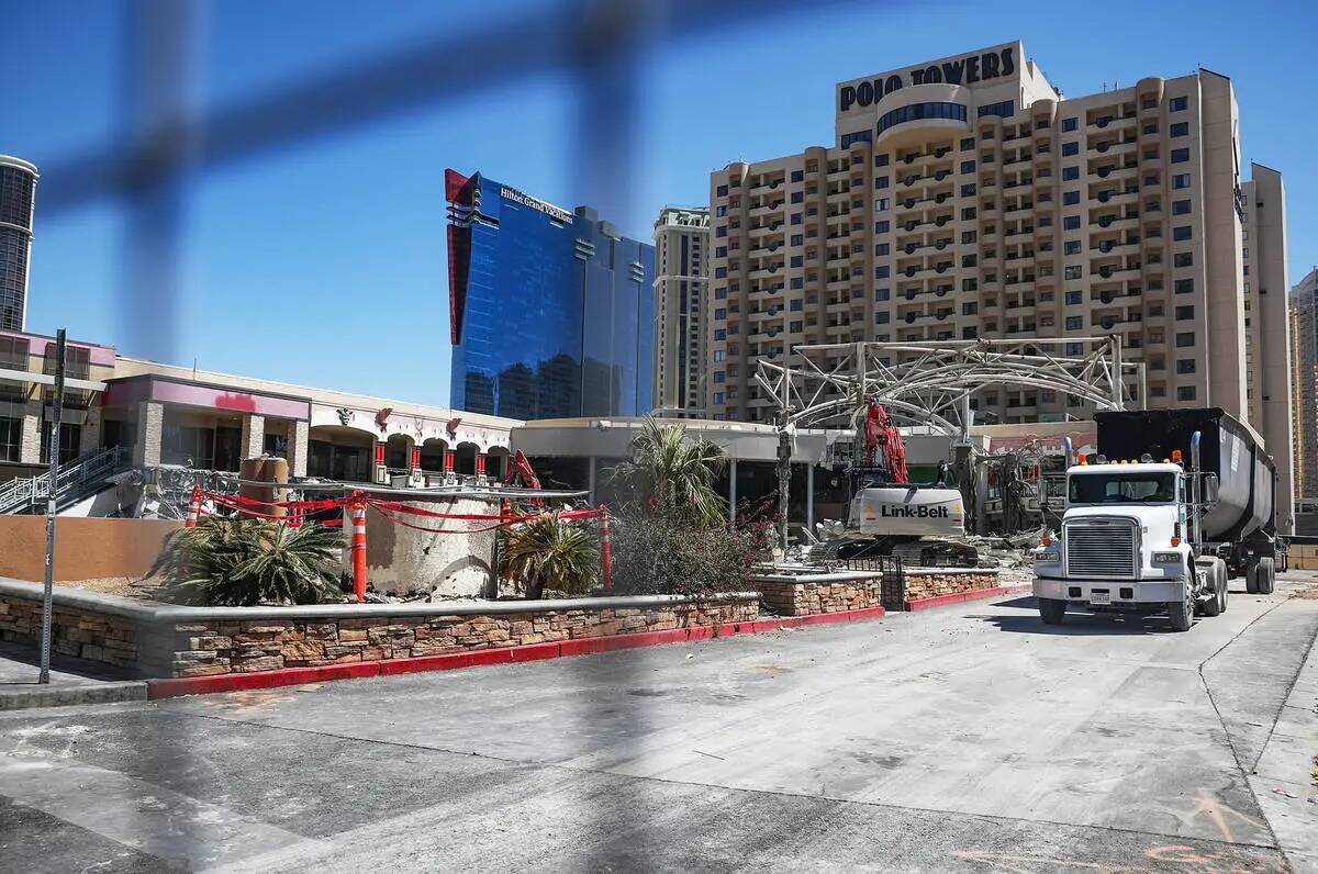 Trabajadores derriban el antiguo Hawaiian Marketplace en Las Vegas Boulevard, el lunes 17 de ab ...
