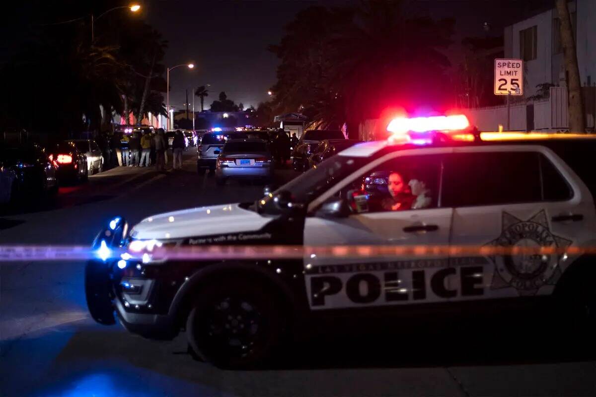 Agentes del Departamento de Policía Metropolitana investigan un homicidio en la cuadra 3800 de ...