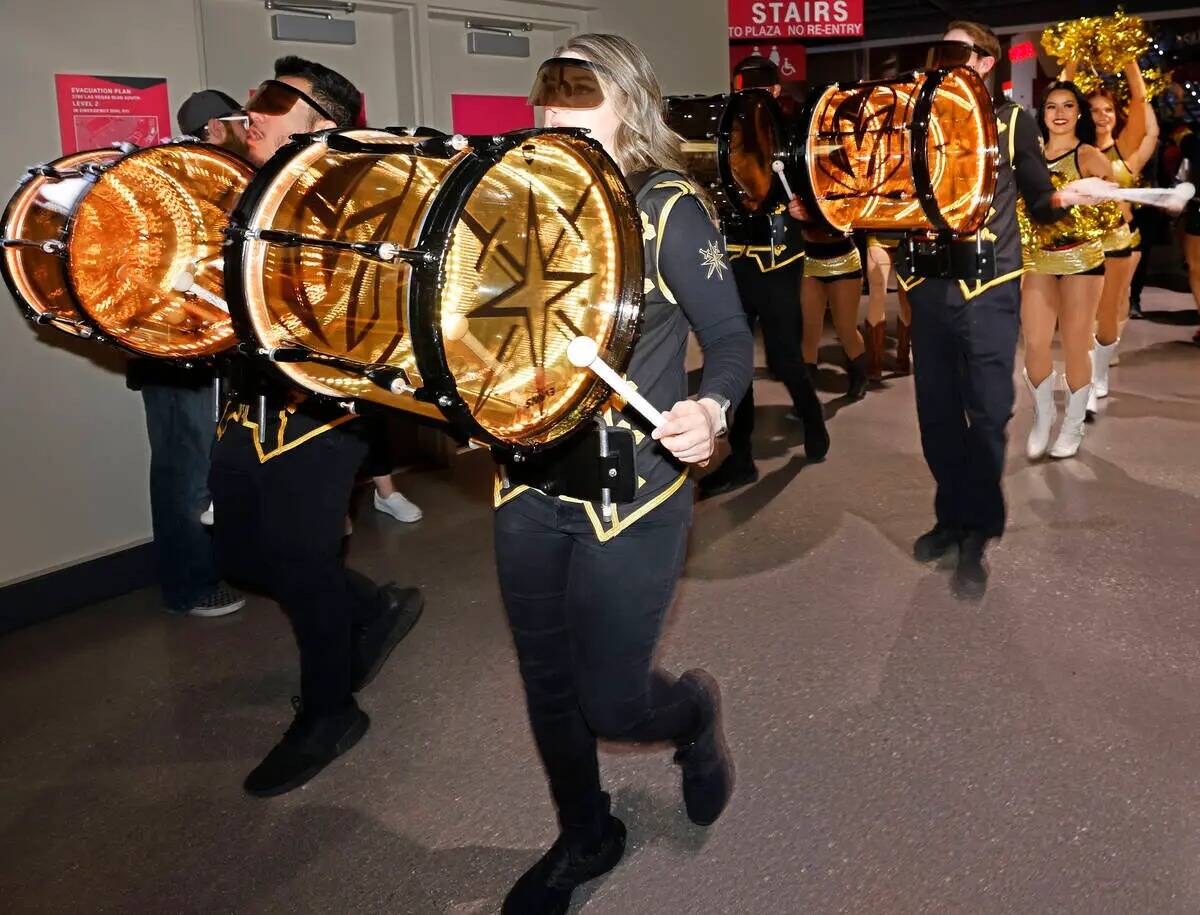 La banda Drumbots y las animadoras Vegas Vivas de los Vegas Goldel Knight marchan antes del pri ...