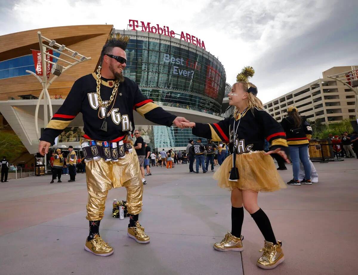Josh Wheeler, fan de los Golden Knights de Las Vegas, baila con su hija Lily, de 8 años, delan ...