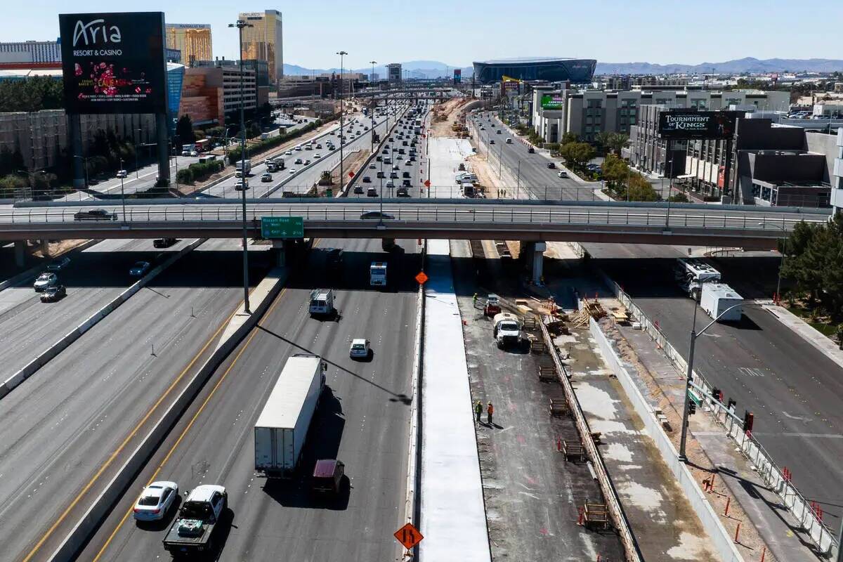 El puente de Harmon Avenue se ve mientras la construcción está en marcha en la Interestatal 1 ...