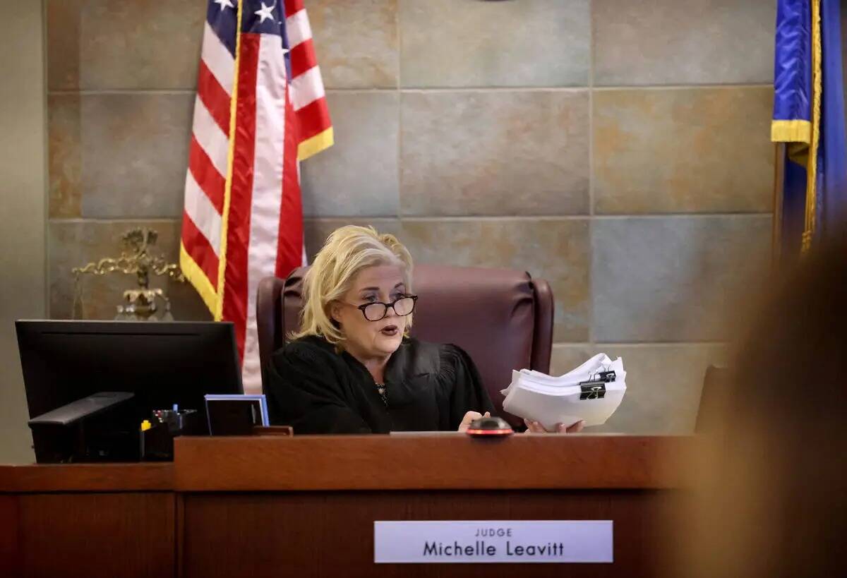 La jueza del Tribunal de Distrito del Condado Clark, Michelle Leavitt, habla con el exadministr ...