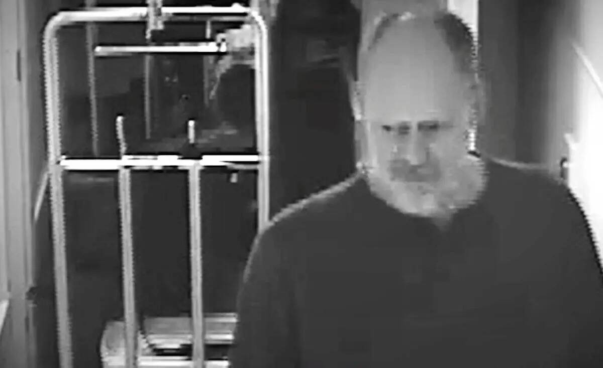 El agresor Stephen Paddock en Mandalay Bay antes del tiroteo en el festival de música Route 91 ...