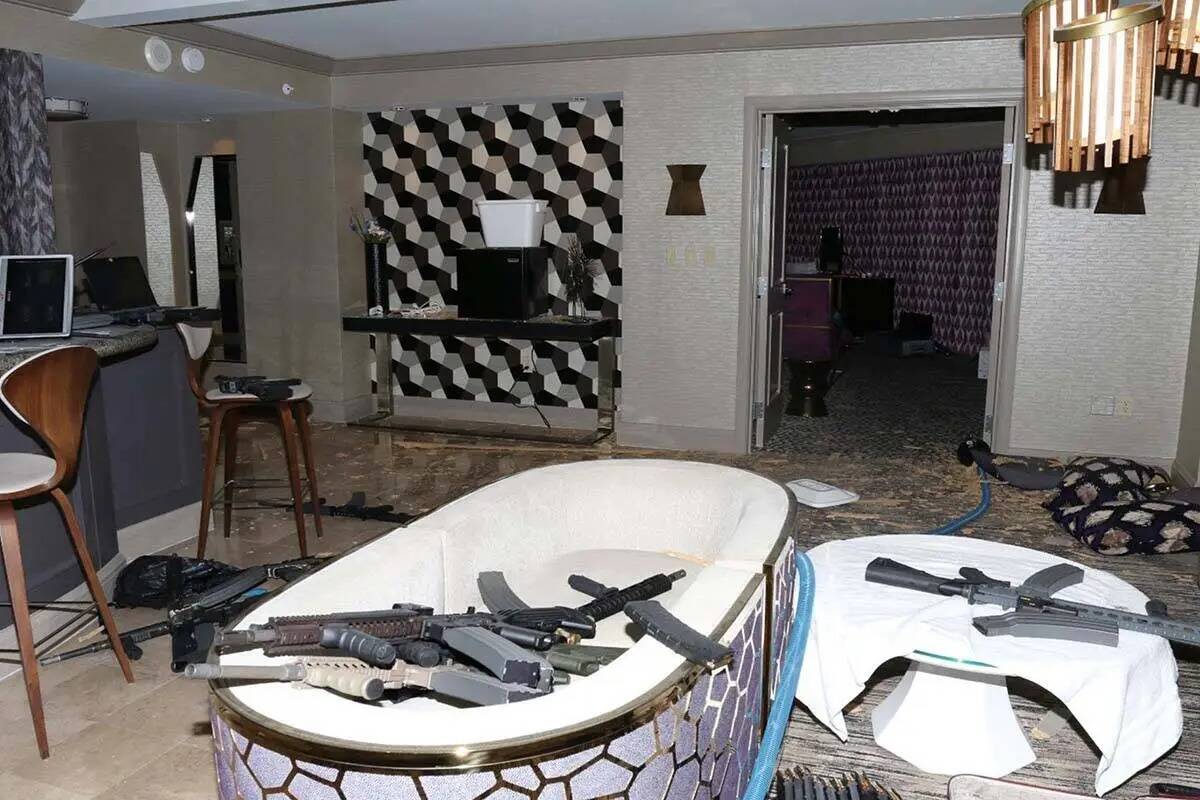 Se muestran armas en la suite de Mandalay Bay de Stephen Paddock después del tiroteo masivo de ...