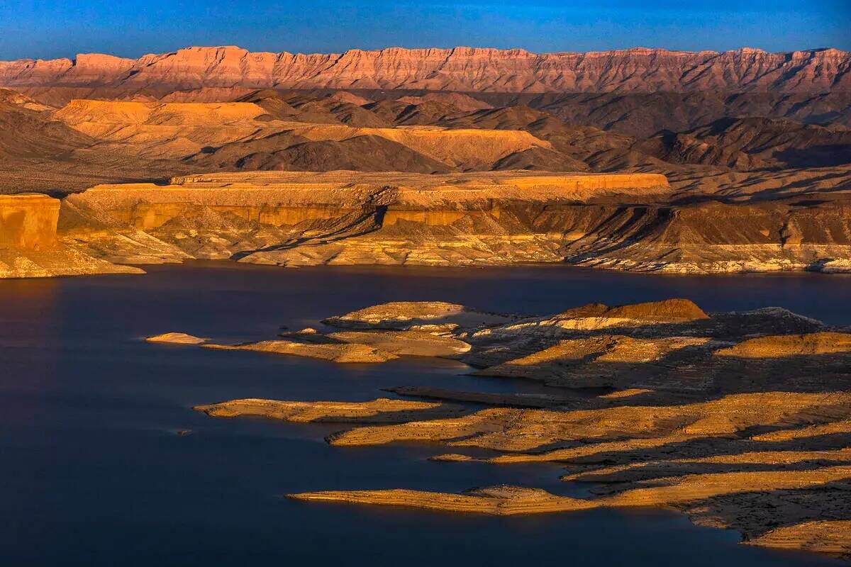 El sol se pone en Temple Bar sobre el litoral de la orilla del Lago Mead en marzo de 2023 en Bo ...