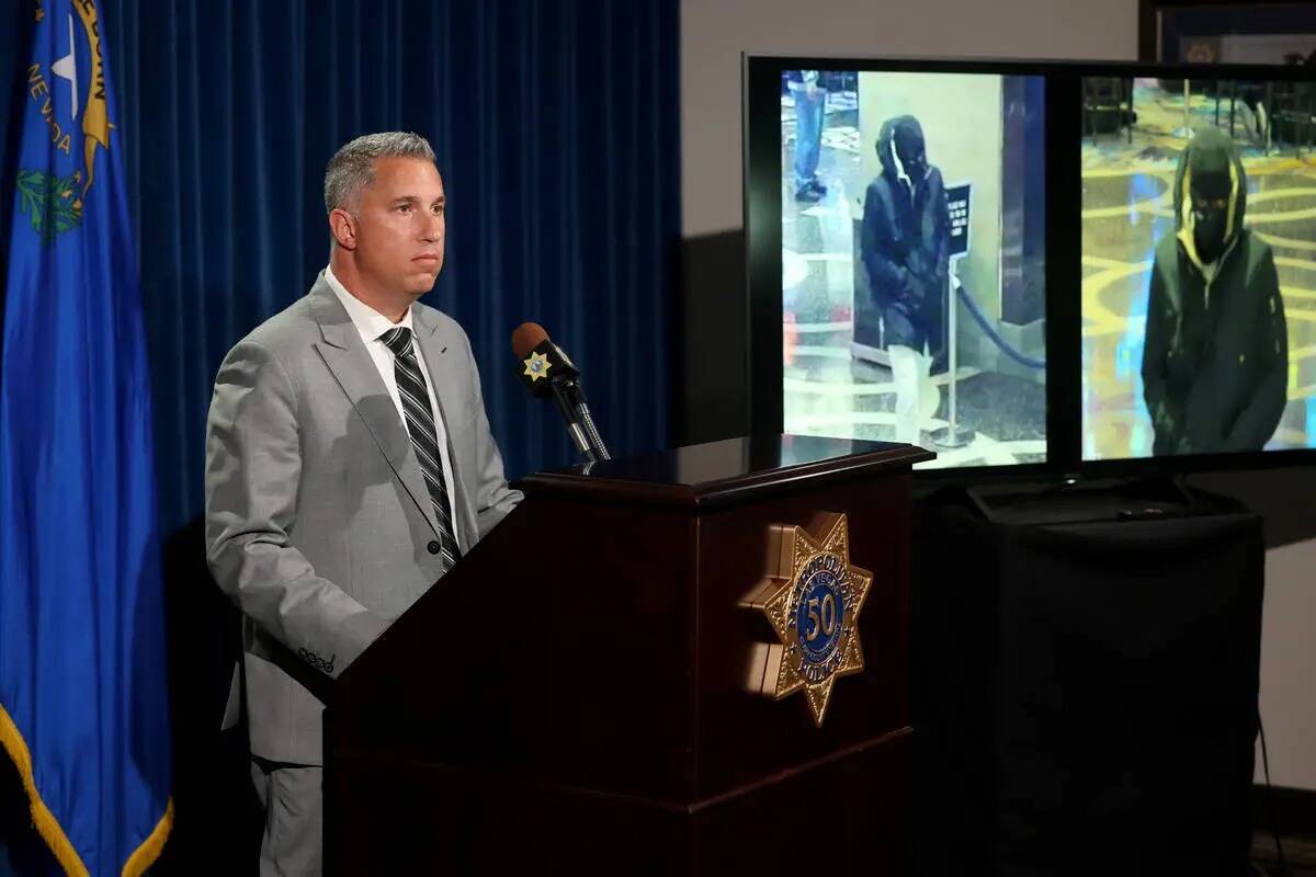 El subjefe Nicholas Farese muestra imágenes de vigilancia de un sospechoso de robo en un casin ...
