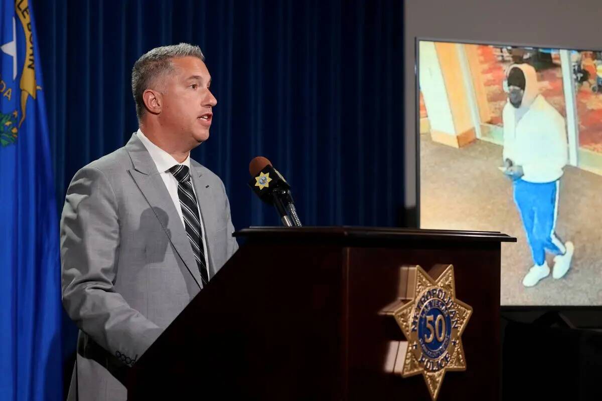 El subjefe Nicholas Farese muestra imágenes de vigilancia de un sospechoso de robo en un casin ...
