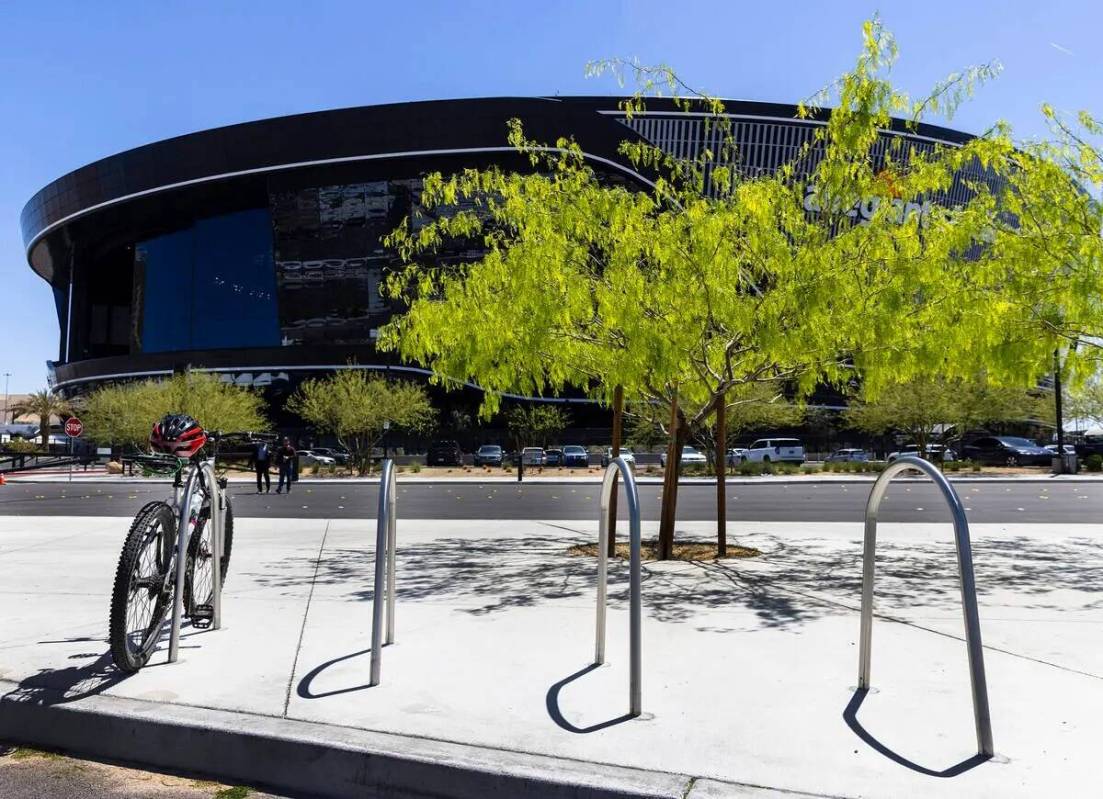 Estacionamientos para bicicletas en el exterior de Allegiant Stadium tras la ceremonia de inaug ...