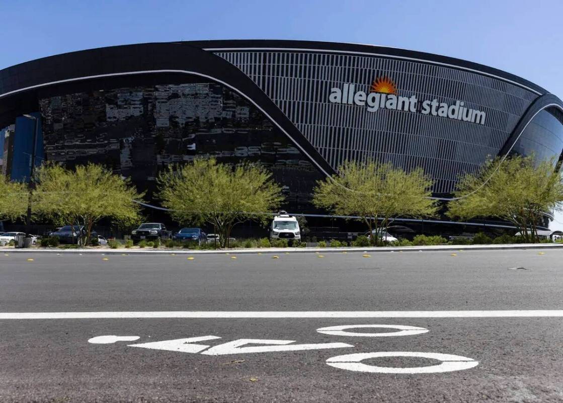 Una ciclovía se ve fuera del Allegiant Stadium después de la ceremonia de inauguración de nu ...