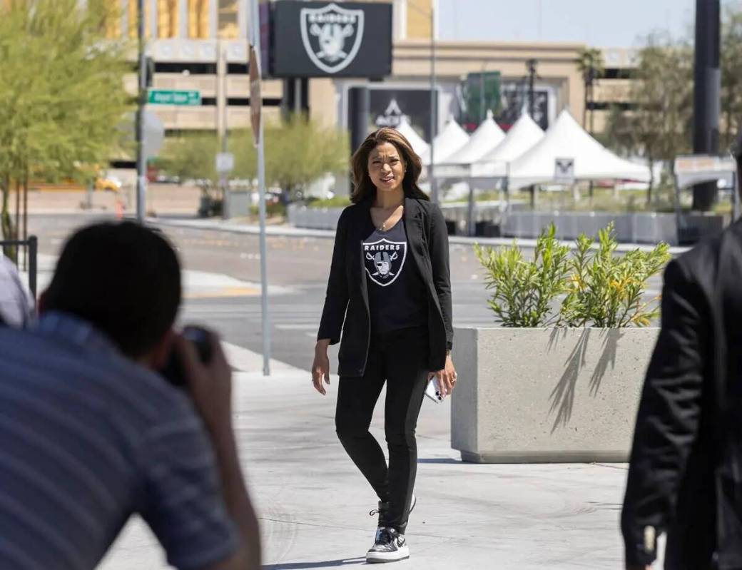 La presidenta de los Raiders, Sandra Douglass Morgan, llega para participar en la ceremonia de ...