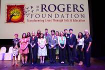 La Fundación Rogers otorgó becas universitarias a jóvenes que cursan el último año en el C ...