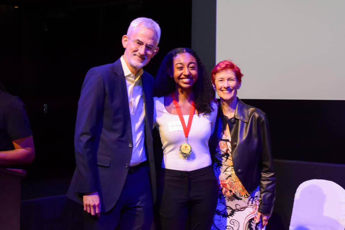 La Fundación Rogers otorgó becas universitarias a jóvenes que cursan el último año en el C ...