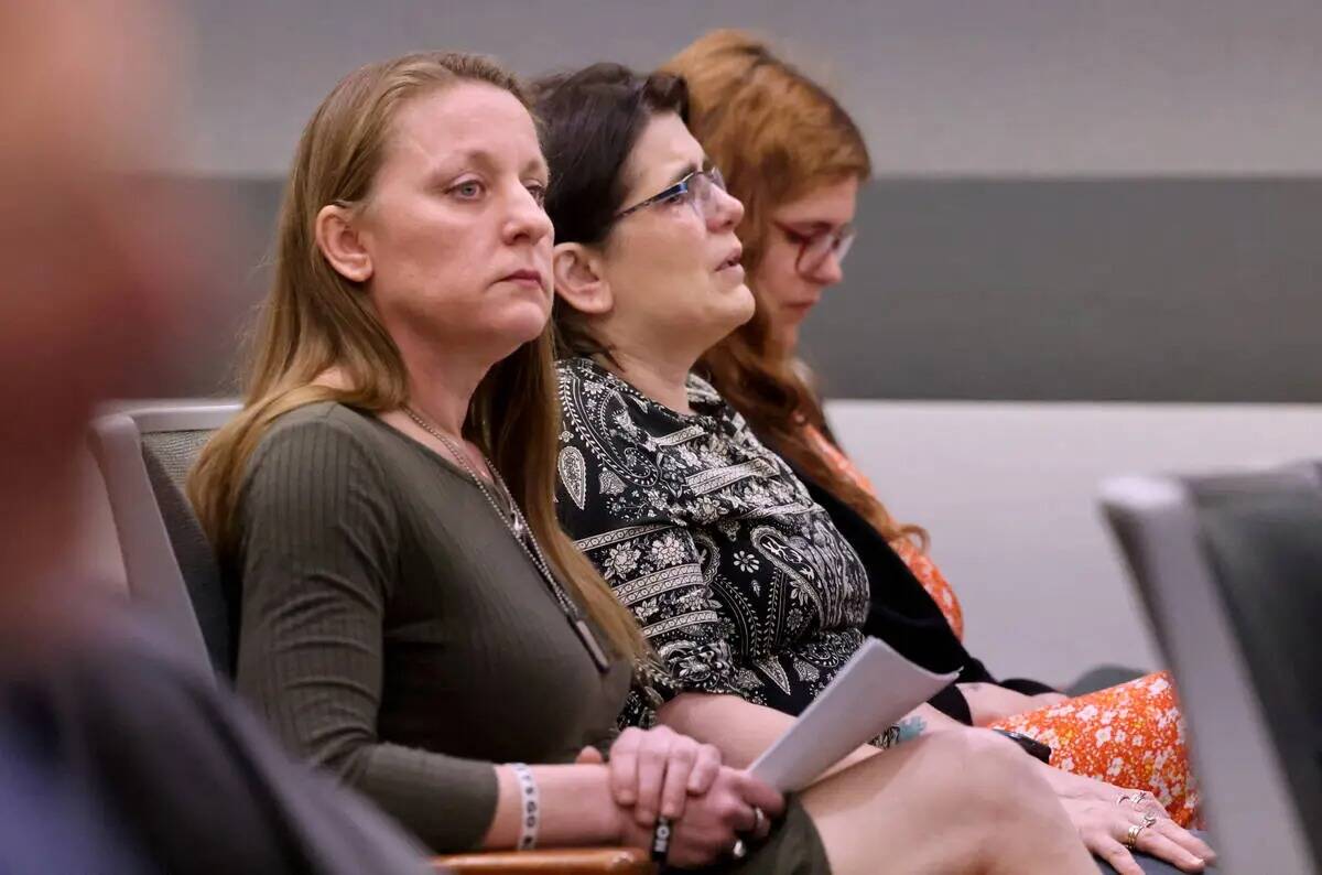 Jennifer Saltzman, esposa de Rodney Saltzman, a la izquierda, reacciona durante la sentencia de ...
