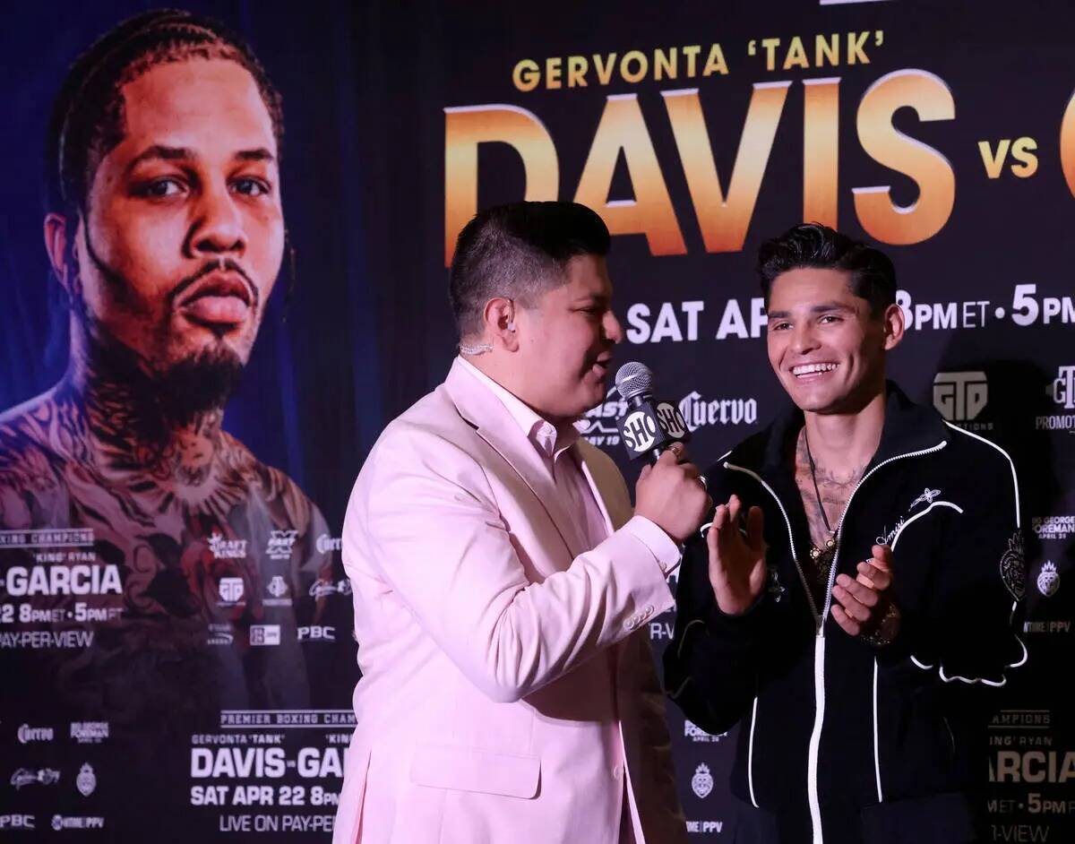 Ryan García, a la derecha, habla con el presentador de Premier Boxing Champions, Ray Flores, d ...