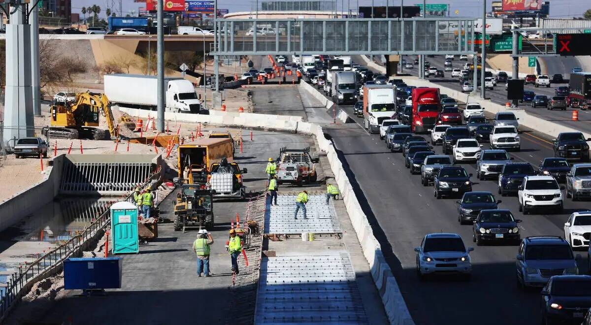 La construcción de carreteras se ve como parte del proyecto I-15/Tropicana cerca de West Harmo ...