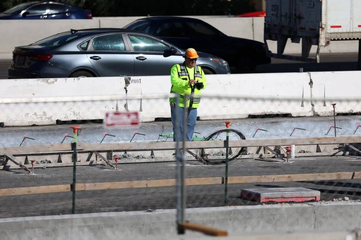 La construcción de carreteras se ve como parte del proyecto I-15/Tropicana cerca de West Harmo ...